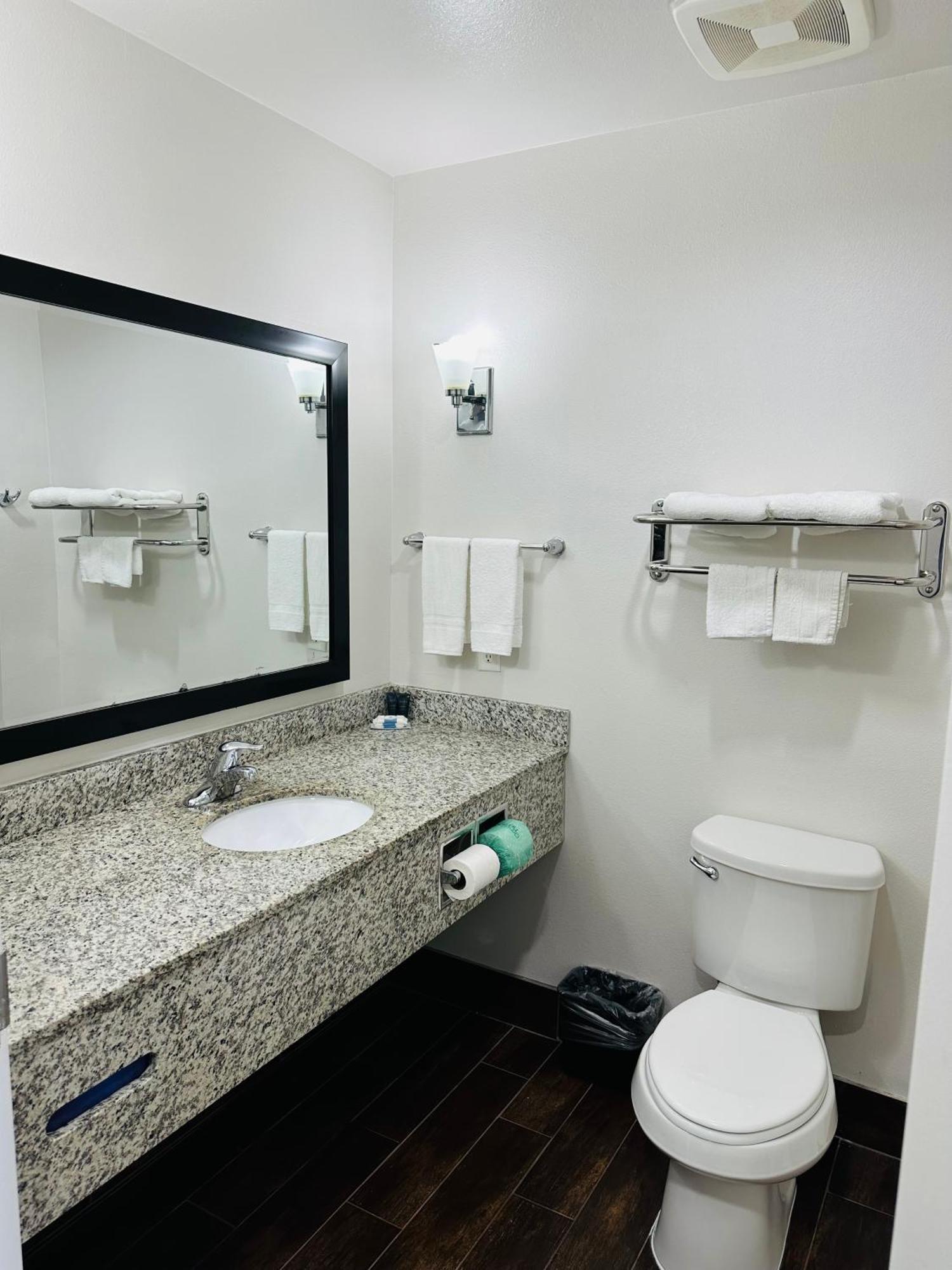 Lonestar Inn El Campo Экстерьер фото